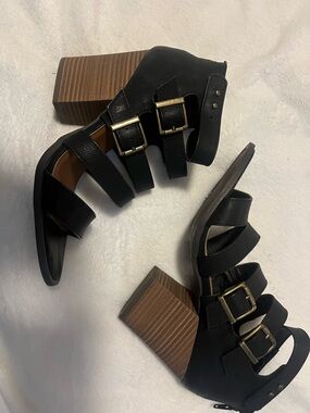 Mudd Black Strappy Block Heel Sandals with Gold Buckles size 8.5